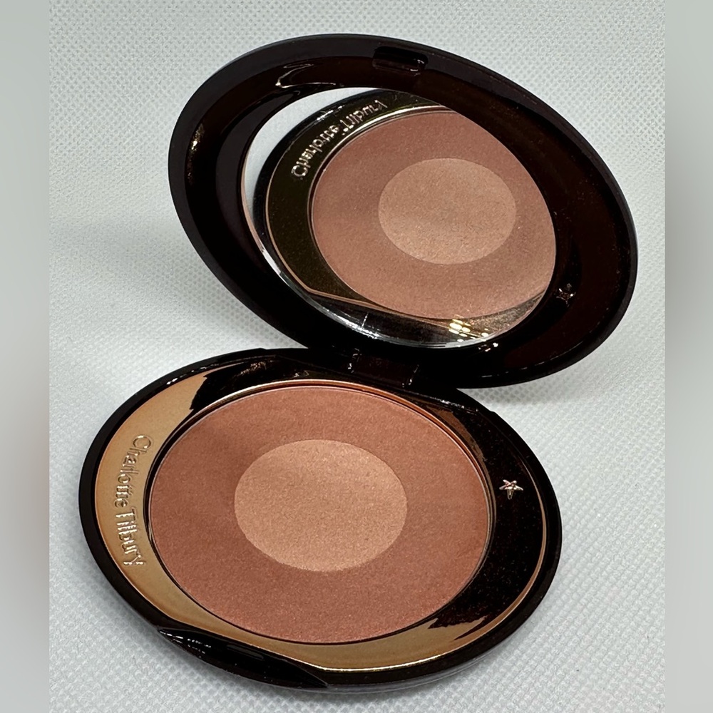 Charlotte Tilbury Cheek to Chic Swish and Glow Blusher in the shade Pillow Talk